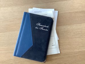 Wichtige Abstammungsdokumente - gesammelt und gut aufbewahrt im Familienstammbuch.