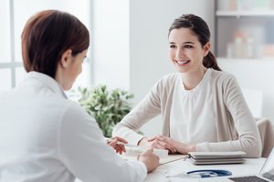 Progesteron-Tabletten: Eine junge Frau lässt sich beraten