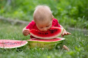 Baby isst Wassermelone
