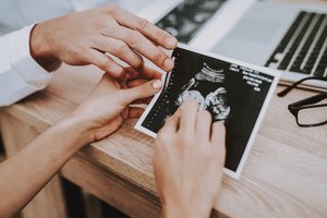 Bei der Feindiagnostik wird das Baby im Mutterleib auf Fehlbildungen untersucht.