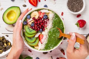 Früchte, Nüsse, Protein und Algen: Gesunde Mahlzeiten aus Superfoods sind in der Schwangerschaft wichtig.
