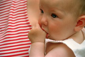 Daumenlutschen: Was bei Babys noch süß ist, kann später problematisch werden