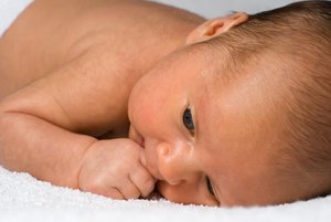 Bei der Geburt ist das meiste Lanugo bereits abgestoßen, nur vereinzelt hat das Baby noch den weichen Flaum am Körper.