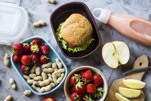 Obst, Nüsse, Gemüse und ungesüßte Knabbereien sind der perfekte Snack für unterwegs für Kinder und Eltern