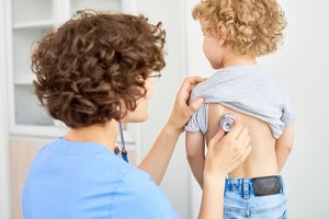 Kaiserschnitt-Kinder: Kind wird untersucht