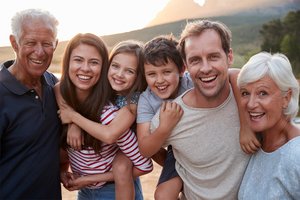 Alle Köpfe auf einer Höhe – so sehen auf Familienfotos alle gut aus.