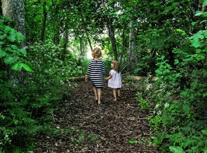 Barfuß im Park ... nicht nur für Kinder ein Riesenspaß.