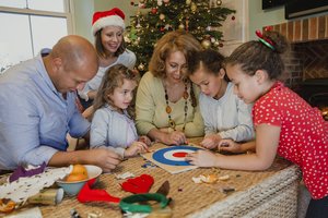 Eine Familie spielt an Silvester.