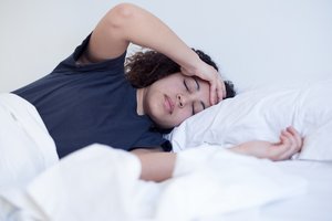 Müder Teenager: Pfeiffersches Drüsenfieber