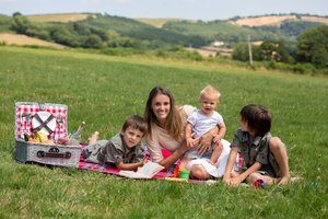 Essen und Spielen an frischer Luft – auch Babys lieben das.