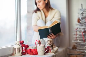 Frau verbringt Weihnachten allein