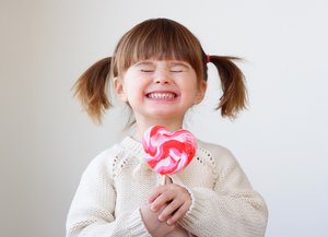 Mädchen freut sich über einen Lolly