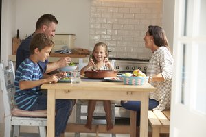 Familie isst gemeinsam