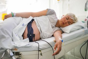 Während der Tokolyse werden Mutter und Kind engmaschig überwacht.