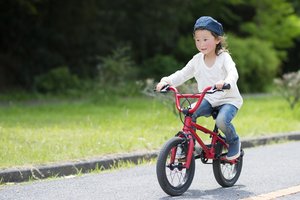 Kind fährt auf Kinderfahrrad