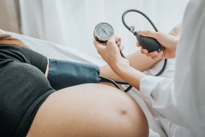 Der Blutdruck sollte während der Schwangerschaft regelmäßig kontrolliert werden.
