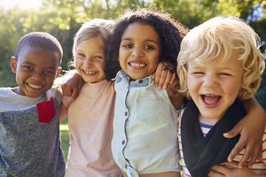 Kinder aus verschiedenen Ethnien.