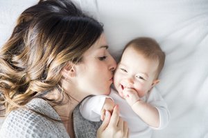 Babys Geschlecht beeinflussen: Mutter mit Baby