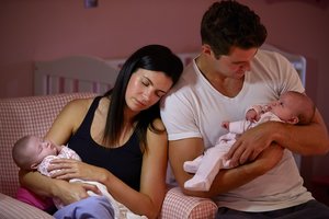 Schlaflose Nächte sorgen bei jungen Eltern für Augenringe