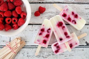 Wassereis mit Joghurt und Himbeeren
