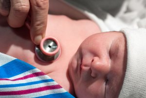 Die U2-Untersuchung erfolgt zwischen dem zweiten und zehnten Lebentag eures Babys