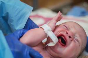 Mit einer gut ausgebildeten Lunge kann das Baby nicht nur optimal atmen sondern auch schreien
