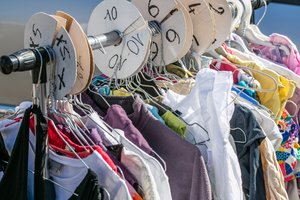 Kinderkleidung auf dem Flohmarkt