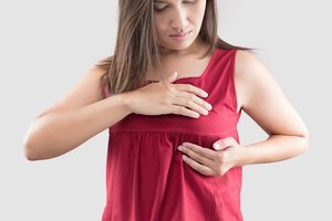 Frau mit Brustschmerzen: Eisprung oder andere Ursache?