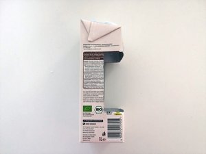 Vogeltränke aus einem Tetrapack zurechtscheiden