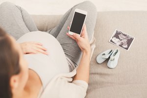 Eine Wehen App auf dem Smartphone kann für Schwangere gute Dienste leisten.