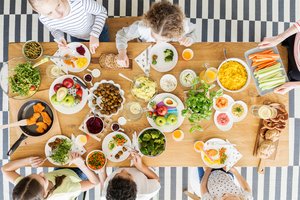 Fingerfood für Baby-Led Weaning: Frisches Obst und Gemüse in handgerechten Stücken