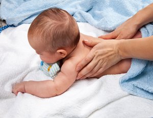 Regelmäßige Massage fördert die Gesundheit und Entwicklung des Babys.