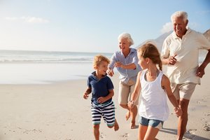 Alles richtig gemacht: Tolles Familienfoto am Strand ohne störende Elemente im Hintergrund.