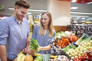 Ernährung bei Kinderwunsch: Paar kauft ein