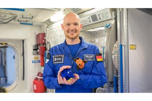 Astronaut Alexander Gerst mit der Maus und dem Elefanten im Weltall auf der Raumstation ISS