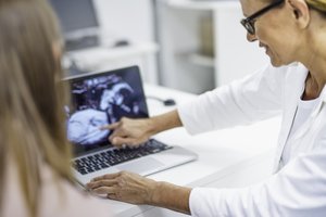Beim Ersttrimesterscreening wird eine hochauflösende Ultraschalluntersuchung gemacht.