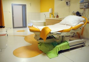 Ein komfortables Geburtsbett gehört zur Ausstattung im Kreißsaal dazu.