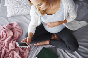 Schwangerschafts Apps auf dem Smartphone sind praktische Begleiter - viele sind kostenlos.