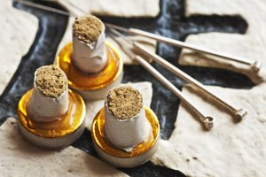 Moxa-Kegel, Moxa-Zigarren und Akupunkturnadeln können in der Schwangerschaft unterstützend wirken.