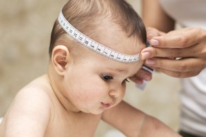 Der Kopfumfang ist ein wichtiger Indikator für die Gesundheit von Babys.