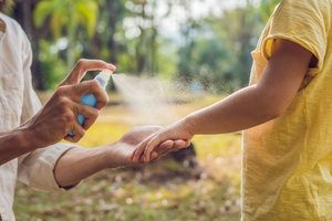 Nur Mückensprays schützen zuverlässig vor Stechmücken. Viele Mückenschutz-Produkte sind für Babys und Kleinkinder jedoch tabu.